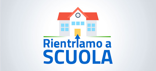 Un edificio con la scritta "Rientriamo a scuola"